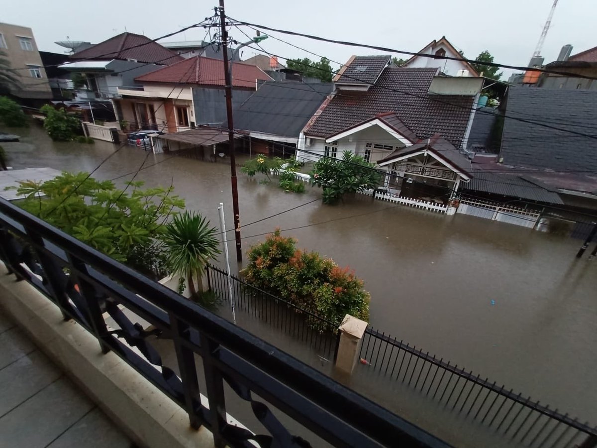 debbiewibowo's tweet photo. Bpk @jokowi mohon pemerintah pusat ambil alih penanganan banjir krn @aniesbaswedan gagal total. Mau sampai kpn pak kami hrs begini? #banjir #AniesTenggelamkanDKI https://t.co/Xcx97PeMVU