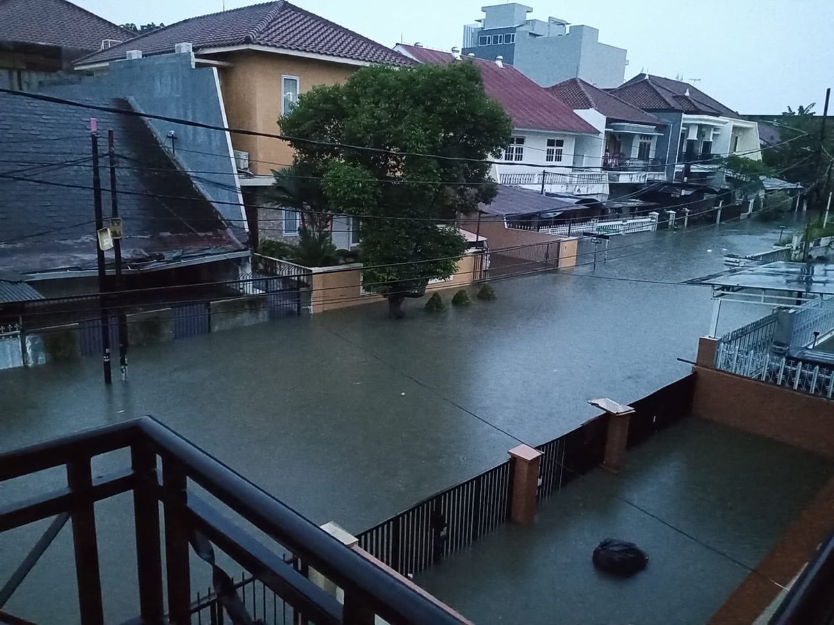 debbiewibowo's tweet photo. Bpk @jokowi mohon pemerintah pusat ambil alih penanganan banjir krn @aniesbaswedan gagal total. Mau sampai kpn pak kami hrs begini? #banjir #AniesTenggelamkanDKI https://t.co/Xcx97PeMVU