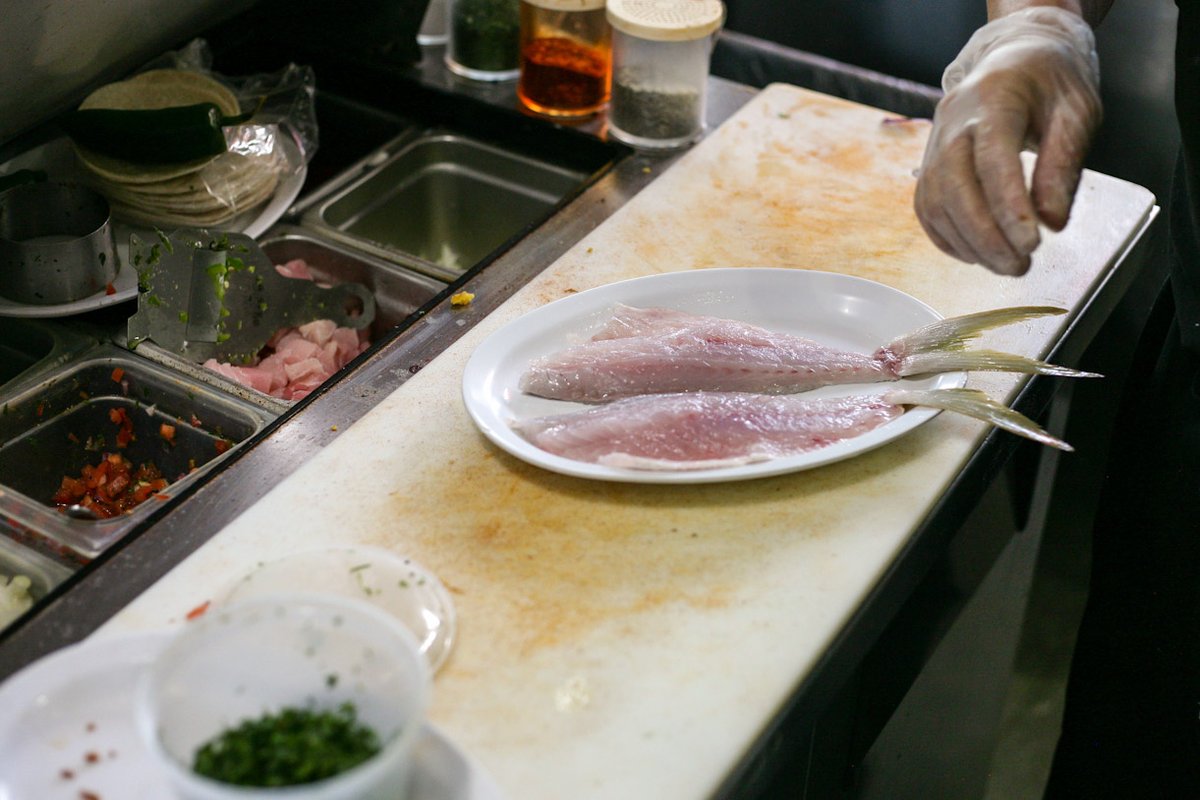 ConcernedCook's tweet image. Fresh seafood preparation at one of Miami's local gems, @LaCamaronera. #BehindtheScenes