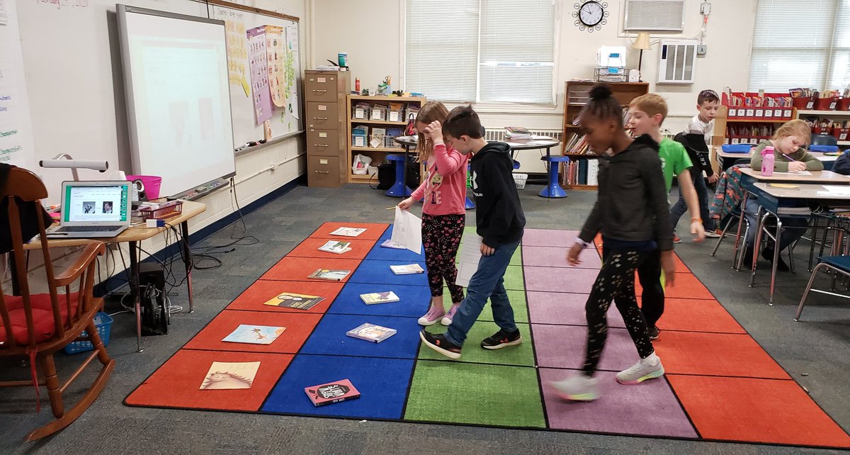 PESlibrarymedia's tweet photo. @PboroElementary 🐼's are motivated for our upcoming visit with @MattPhelanDraws by reading his bio online and browsing through his books! #CCSDLD20 #ccsignite #DLDay https://t.co/f1ML6XG7uX