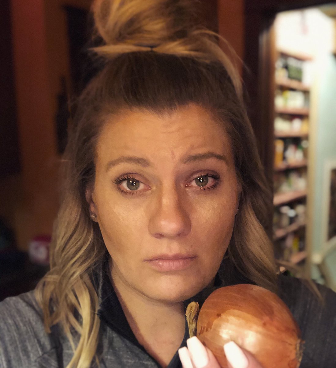 StephLHenckel's tweet photo. Is it even possible to cut an onion without crying?

Give me ALL your tricks, old wives’ tales, and advice you got from your neighbor’s sister’s best friend.👇🏻

I’m going to try them ALL until I find something that works. 

I ❤️ #Onions too much to quit!

#OhThisIWontQuitOn 😂🤦🏼 https://t.co/6OuGdXvAYW
