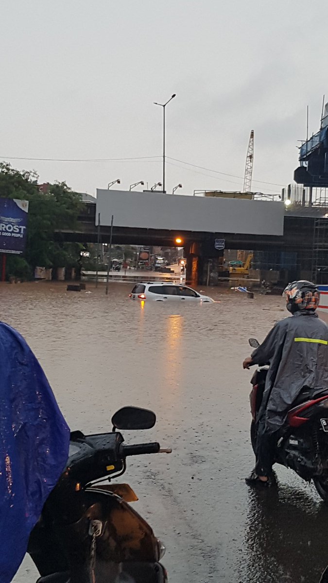 tons_ts's tweet image. Kalimalang kota bintang banjir livina terjebak banjir
#kalimalang
#banjir 
#bekasi
#banjir2020