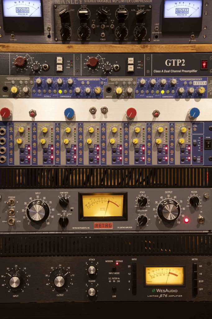 Version_ST's tweet image. 本日からTwitterを始めました。
Version Studioをよろしくおねがいします！

#VersionStudio #オクターブミュージック