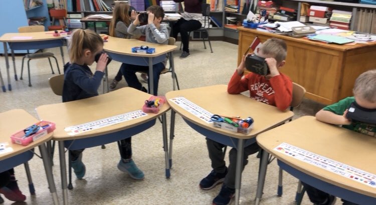 MrsKannekens's tweet photo. Using #VR and #GoogleExpeditions to transfer learning from penguins 🐧 to polar bears (Venn Diagram), including some estimation of the size of a penguin vs size of a polar bear paw @NBSchoolPRSD8 #prsd8 https://t.co/XzZii2AGDj