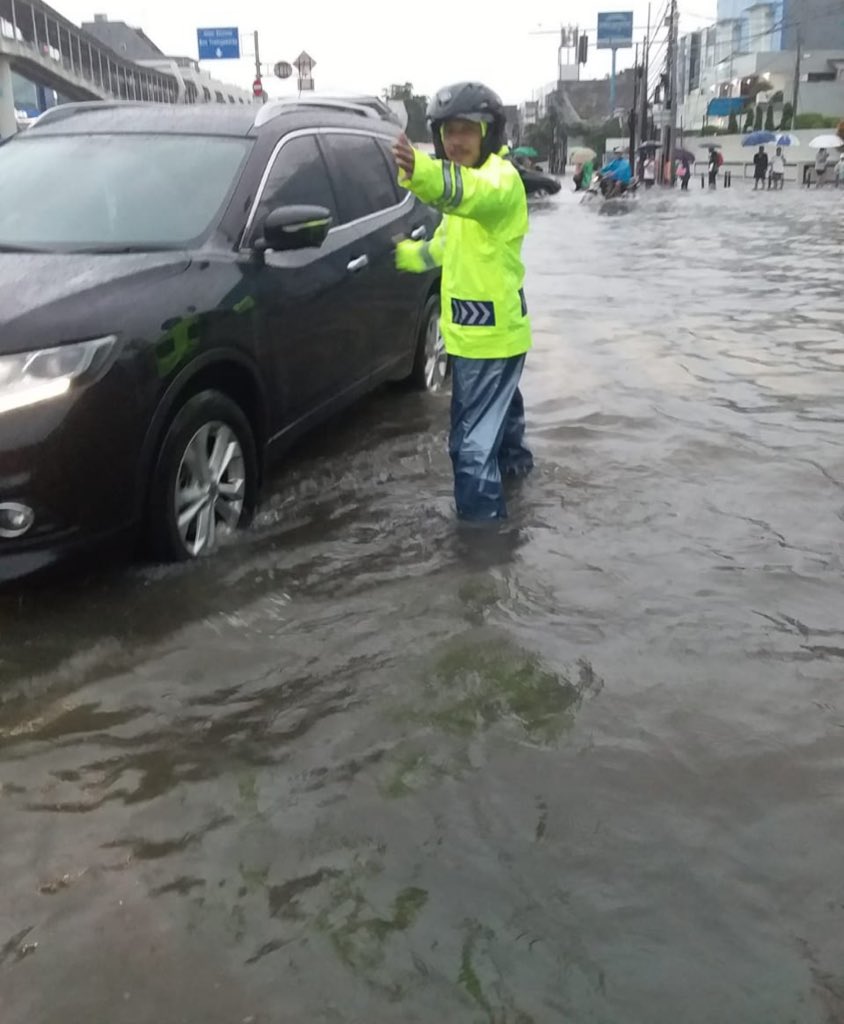 08:14 #Banjir 50 cm di depan Arion Jl. Pemuda, Jakarta Timur, bagi kendaraan sejenis sedan dihimbau agar tidak melintas.