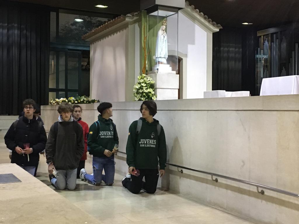 Los jóvenes de san Ildefonso participan en la peregrinación a Fátima de JRC y renuevan su consagración a María