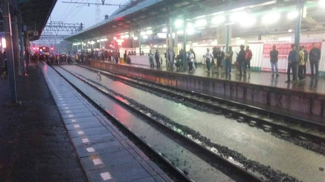 hum_initiative's tweet photo. [Info Banjir]
Sahabat Inisiator, #banjir juga turut menggenangi Stasiun Manggarai dan Sudirman. Jalur 3 mulai tertutup air dan kemungkinan tidak digunakan untuk sementara. 

Tetap waspada dan doakan saudara kita yg terdampak ya, Sahabat Inisiator.
Sumber: @infodepok_id https://t.co/QdpxJuWk5G