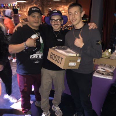 club_contrast's tweet image. Here is a picture of myself and some of my favourite members of the Industry showing support @ Sneaker Head Toronto in front of my booth  #NewProfilePic #vendorsbooth #SalesConvention