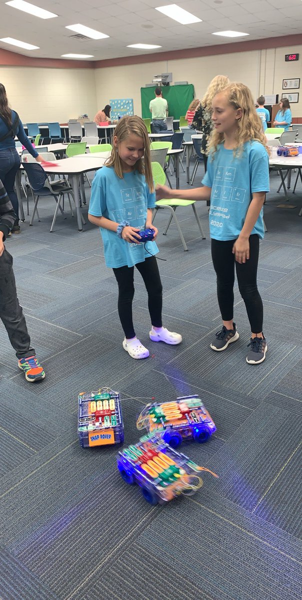 CarverES_RH's tweet photo. It was great to see Carver families explore these great technology projects together! #SEASofAdventure
@JenniferGrisw11 @mboland4thgrade https://t.co/QlLVg8fMvk