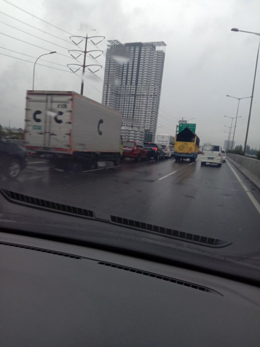 lmfriends's tweet photo. @lewatmana RT @jhonisur
https://t.co/dS1D06OCms toll jorr km 5-600 arah PIK/airport macet dikarenakan antrian exit Daan Mogot #JKT