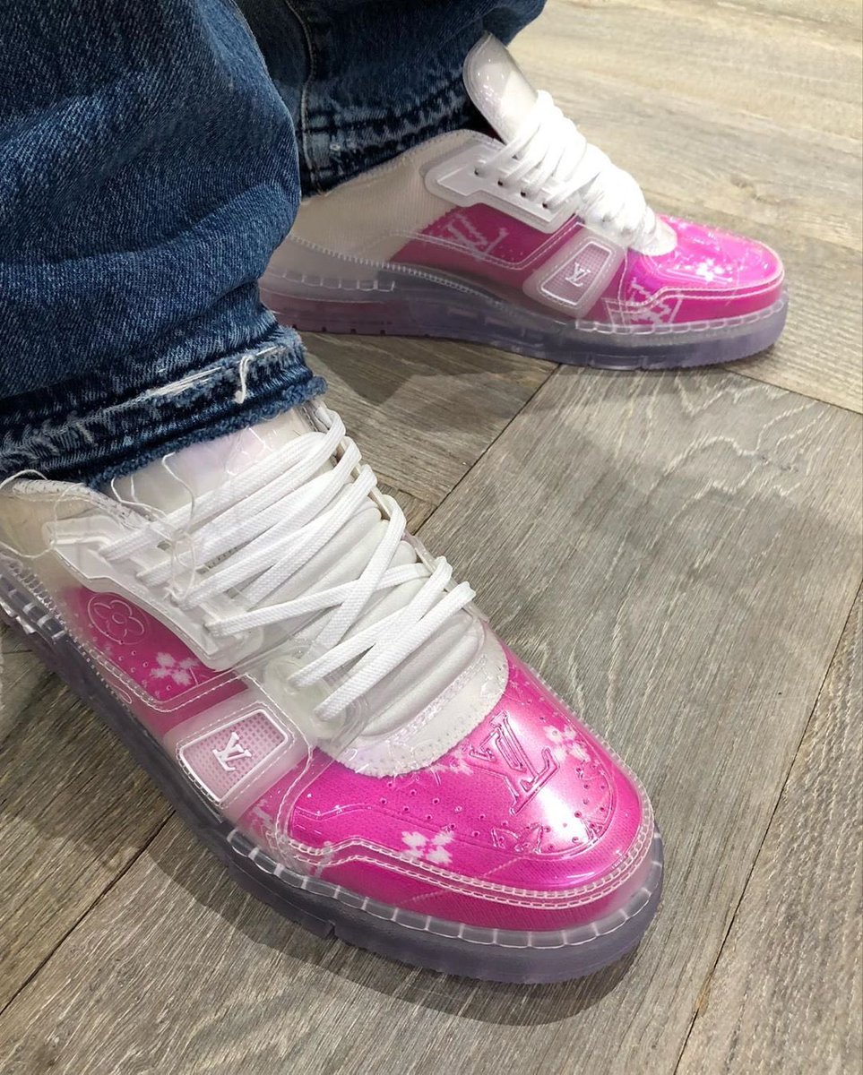 ComplexSneakers's tweet image. Would you rock @virgilabloh’s new see-thru Louis Vuittons? 🤔 📸: office2143 (IG)