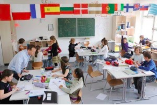 SCulver31's tweet photo. This photo depicts a progressive classroom because the students are working on small group projects, driven by their own curiosity. The class is also student-focused. #EDUC300 #05s02020 https://t.co/hUZCBAFIjz
