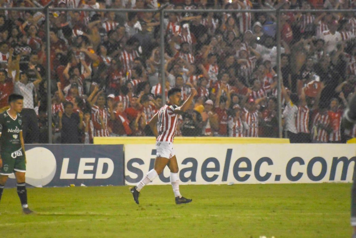 CASMOficial's tweet photo. 🔴⚪️ #PrimeraNacional

¡Gritalo, Pier!

📸 Algunas imágenes del festejo de gol de Pier Barrios.

⚽️ #VamosCiudadela https://t.co/h3sUqrFQw0