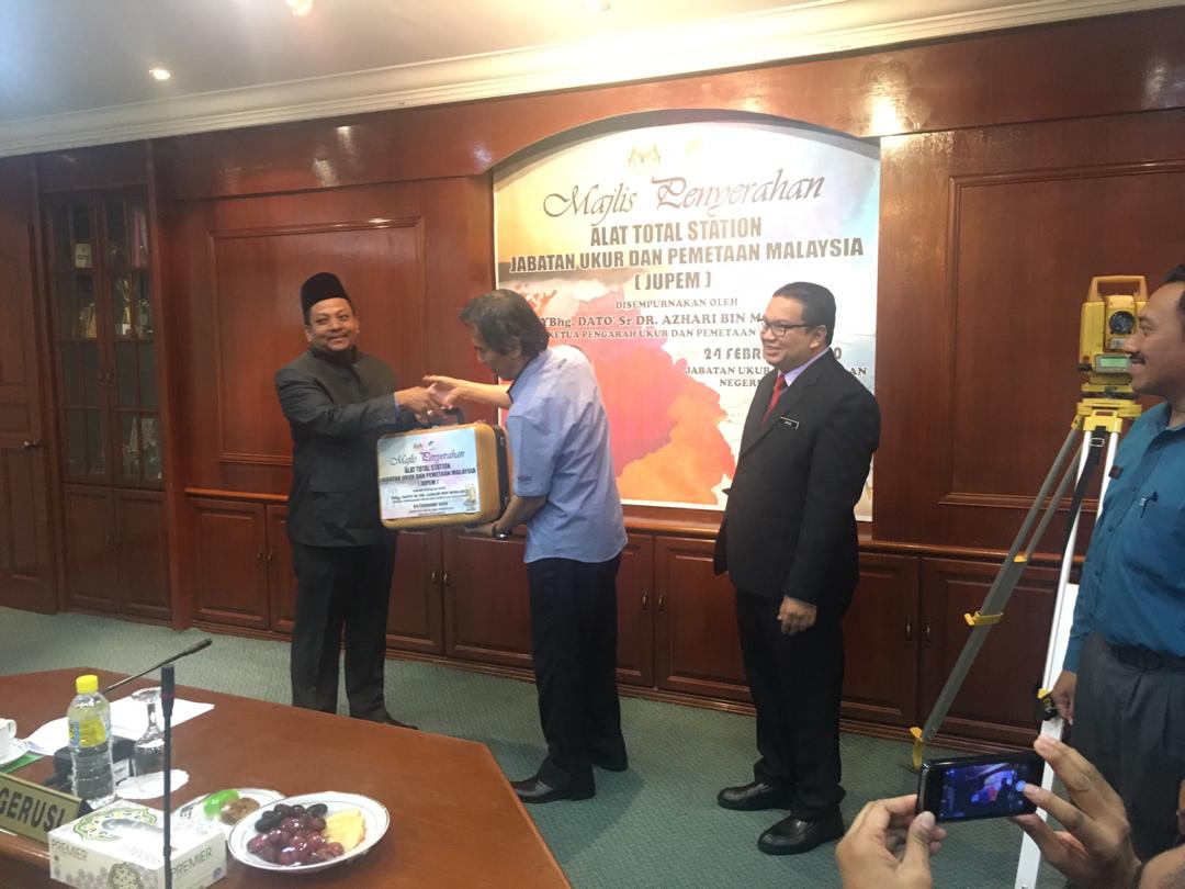 jupem_my's tweet photo. KOTA BHARU, 24 Februari - Satu Sesi "Walkabout" oleh YBhg. Dato’ Sr Dr. Azhari bin Mohamed, Ketua Pengarah Ukur dan Pemetaan Malaysia ke JUPEM Kelantan telah diadakan di Bilik Gerakan, Bangunan JUPEM Kelantan pada hari ini. 

#walkabout
#KPUP
#JUPEMKelantan https://t.co/MfZ06wXSYk