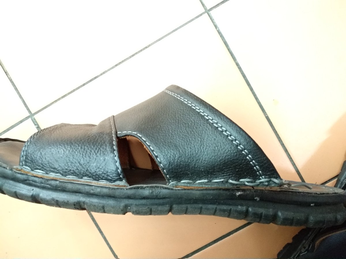 Wann_Badruddin's tweet photo. @batamy kalau sandal yang baru pakai 2 minggu tp jahitan sudah koyak, boleh tukar ke? https://t.co/DPgvOpHCV2