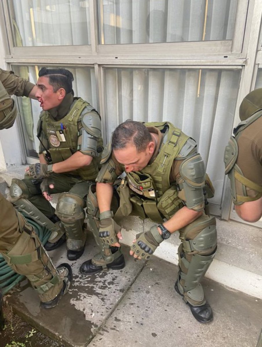 medusahades1's tweet photo. We need help, Chile kidnapped by Maduro's communist supporters, they are burning our country and our president Piñera left us and our police without weapons to defend themselves, they threaten us with violence to change our Constitution #helpchile #freedomchile #Vina2020 https://t.co/FFo6s0IWcr