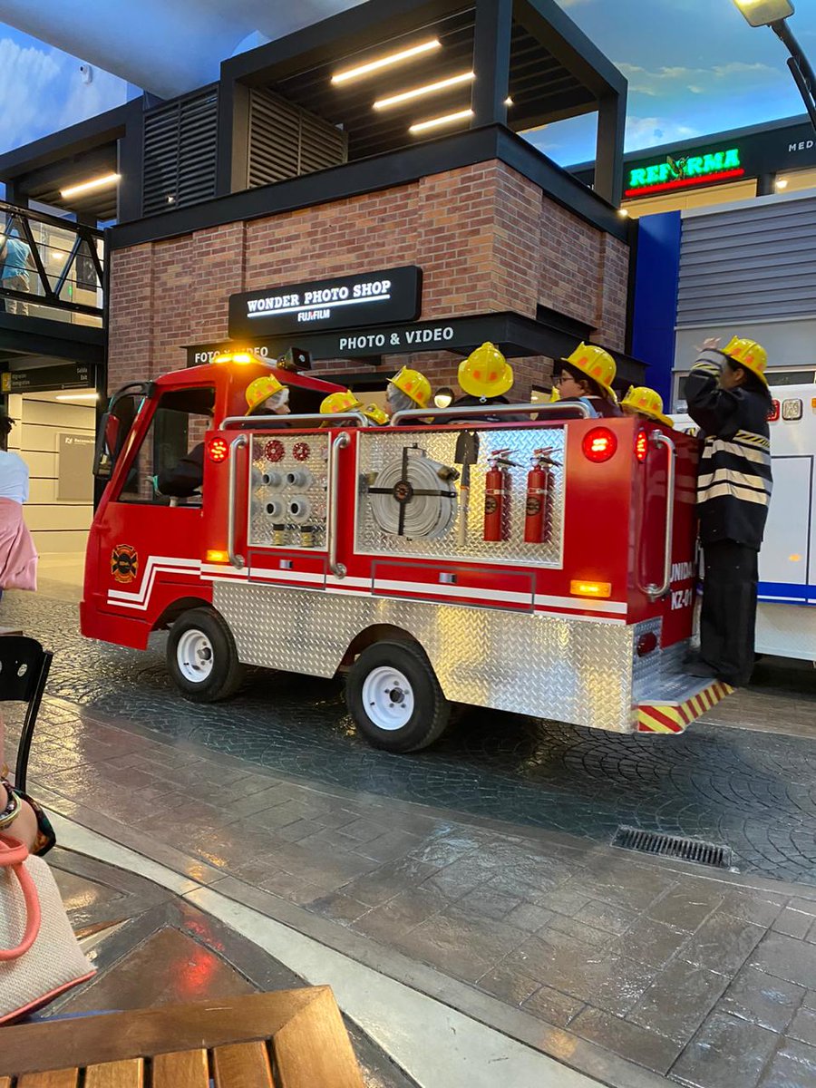 Saldivar_Paco's tweet photo. Hoy me dio mucho gusto poder invitar a KidZania Santa Fe, a las niñas y niños de Cuajimalpa y Álvaro Obregón. #Distrito17 #DiputadoPaco https://t.co/8svFgDKyCI