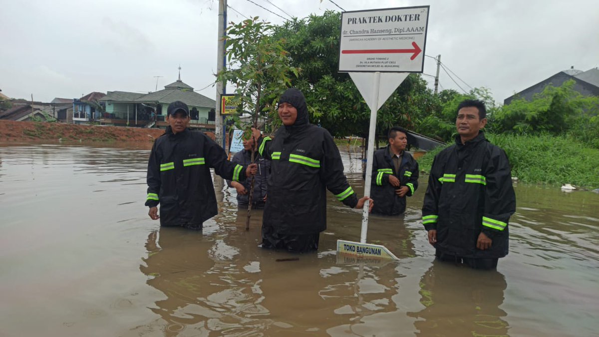 Anggota satpol pp Kota Tangerang siaga pantau titik banjir dalam Kota Tangerang. #TangerangAYO #TangerangLIVE <a href="/Kota_Tangerang/">KOTA TANGERANG</a>