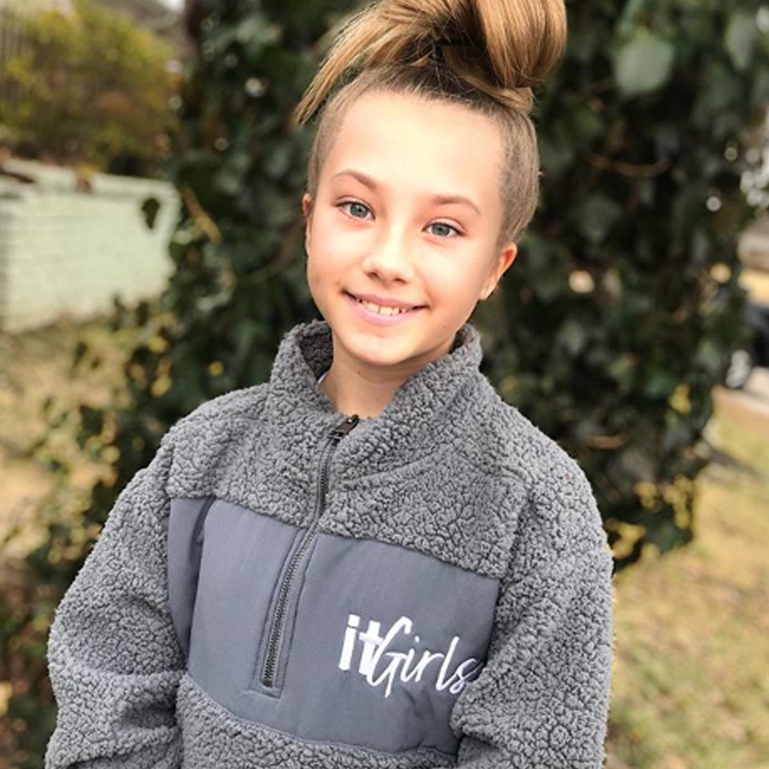 VarsityFashions's tweet photo. Cute, cozy and 𝒄𝒖𝒔𝒕𝒐𝒎𝒊𝒛𝒂𝒃𝒍𝒆 - from the hallways on Game Day to competitions to weekend adventures,
the 🆕 Sherpa Pull Over is a must-have! 😍 Talk to your Rep to customize for your team! 📸: Ahri A. https://t.co/6vWYKP7ywm