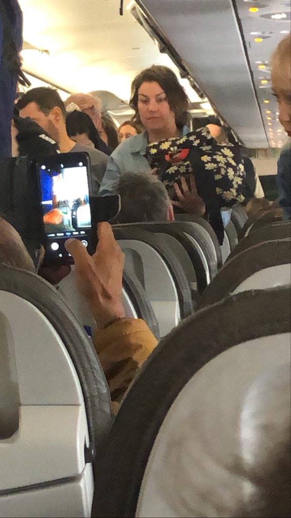 Confirmo que la historia de Disneyland es real, me fui en avión con ella #JavieraContador