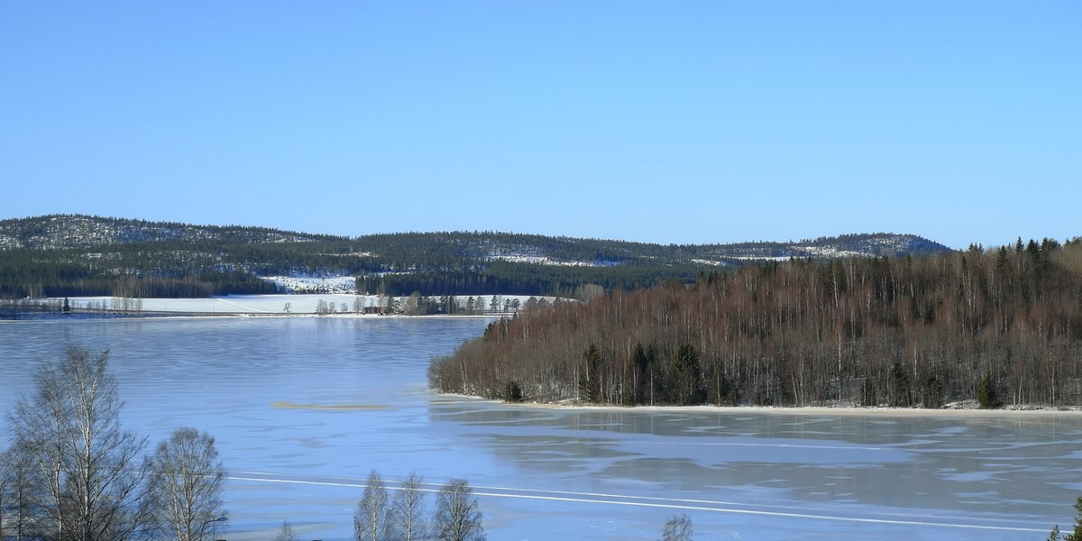 Het ijs op Tavelsjö ligt er fantastisch bij. Niet alleen op de baan, maar ook op de rest van het meer. Wat een merkwaardige winter is dit toch! Er is een prachtige week op komst, met volop zon, weinig wind en matige tot strenge vorst. #schaatsen #natuurijs <a href="/visitumea/">Visit Umeå</a>
