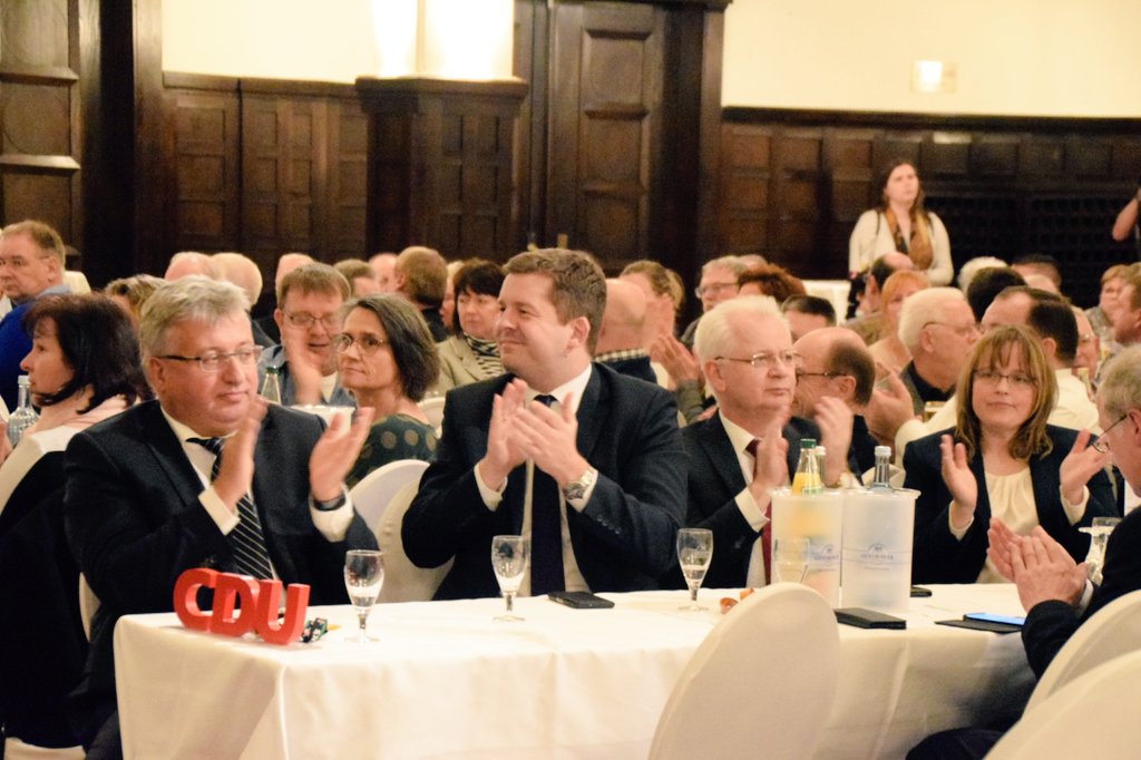 CDU Sachsen-Anhalt (@cdulsa) on Twitter photo 🤡„Wir stehen früher auf. Sogar zwei Tage früher, denn wir feiern unseren Pol. #Aschermittwoch bereits am #Rosenmontag", sagt der Vors. der <a href="/CduStendal/">CDU Kreisverband Stendal</a>, <a href="/SchulenburgCh/">Chris Schulenburg</a>. Die Belohnung fürs Pünktlichsein: Besuch von Gesundheitsminister <a href="/jensspahn/">Jens Spahn</a> und Generalsekretär <a href="/schulzeeuropa/">Sven Schulze</a> 🤡„Wir stehen früher auf. Sogar zwei Tage früher, denn wir feiern unseren Pol. #Aschermittwoch bereits am #Rosenmontag", sagt der Vors. der <a href="/CduStendal/">CDU Kreisverband Stendal</a>, <a href="/SchulenburgCh/">Chris Schulenburg</a>. Die Belohnung fürs Pünktlichsein: Besuch von Gesundheitsminister <a href="/jensspahn/">Jens Spahn</a> und Generalsekretär <a href="/schulzeeuropa/">Sven Schulze</a>