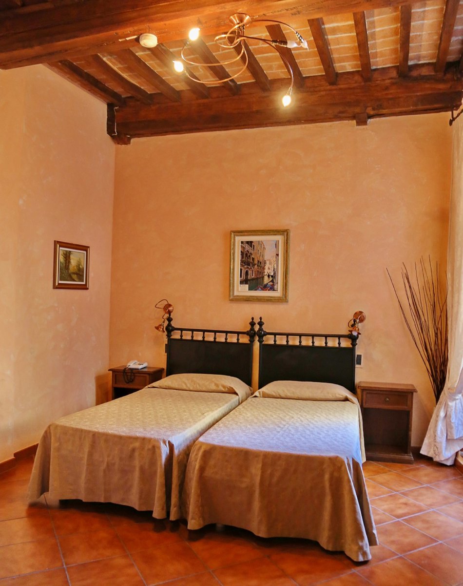 Scegli la tipologia di camera più adatta alle tue esigenze…Hotel Italia ti aspetta!
. . 
Choose the type of room that best suits your needs ... Hotel Italia awaits you!
. . 
#hotelitaliacortona #superior #twin #room #planhotel #enjoy #realhospitality #cortona #tuscany