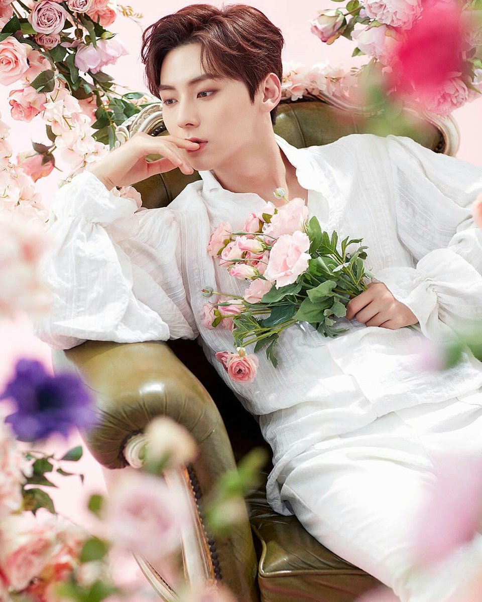 happy_minhyun's tweet photo. @stagetalk421 #황르젠 #황민현 평생 한번뿐인 신인상 넘넘 축하해 ❤ https://t.co/0SOzrggiNL