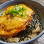 一度は試すべき!折り畳んだ目玉焼きをご飯に乗っけた「フライドエッグ丼」のレシピ!