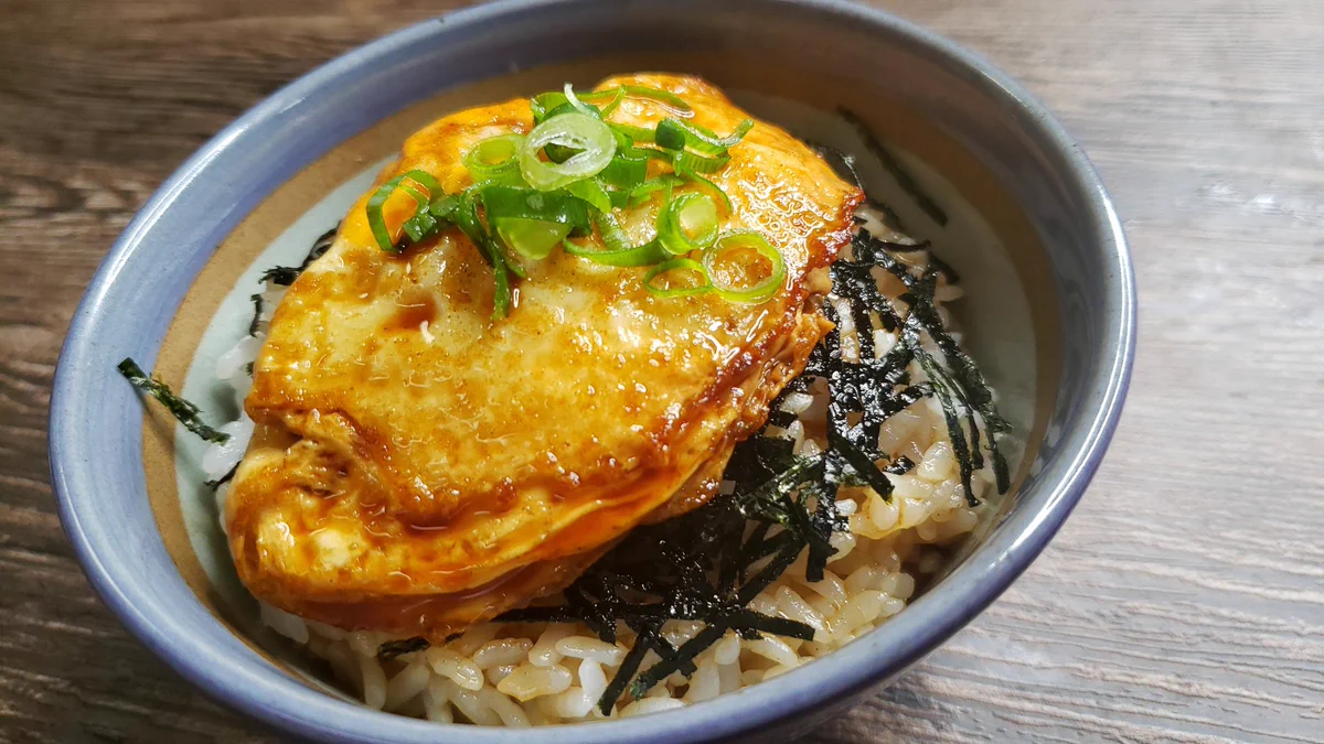 一度は試すべき！折り畳んだ目玉焼きをご飯に乗っけた「フライドエッグ丼」のレシピ！