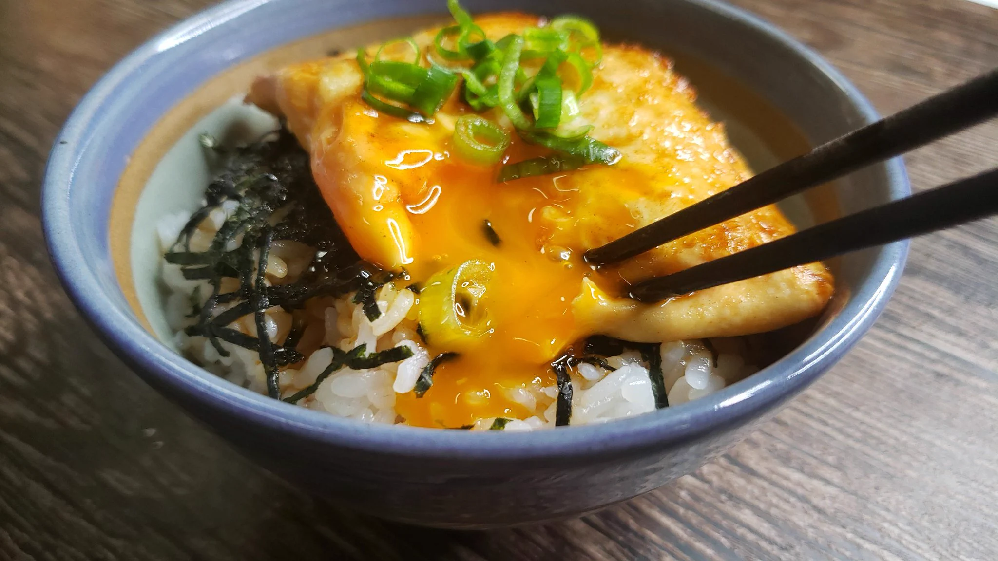 一度は試すべき！折り畳んだ目玉焼きをご飯に乗っけた「フライドエッグ丼」のレシピ！
