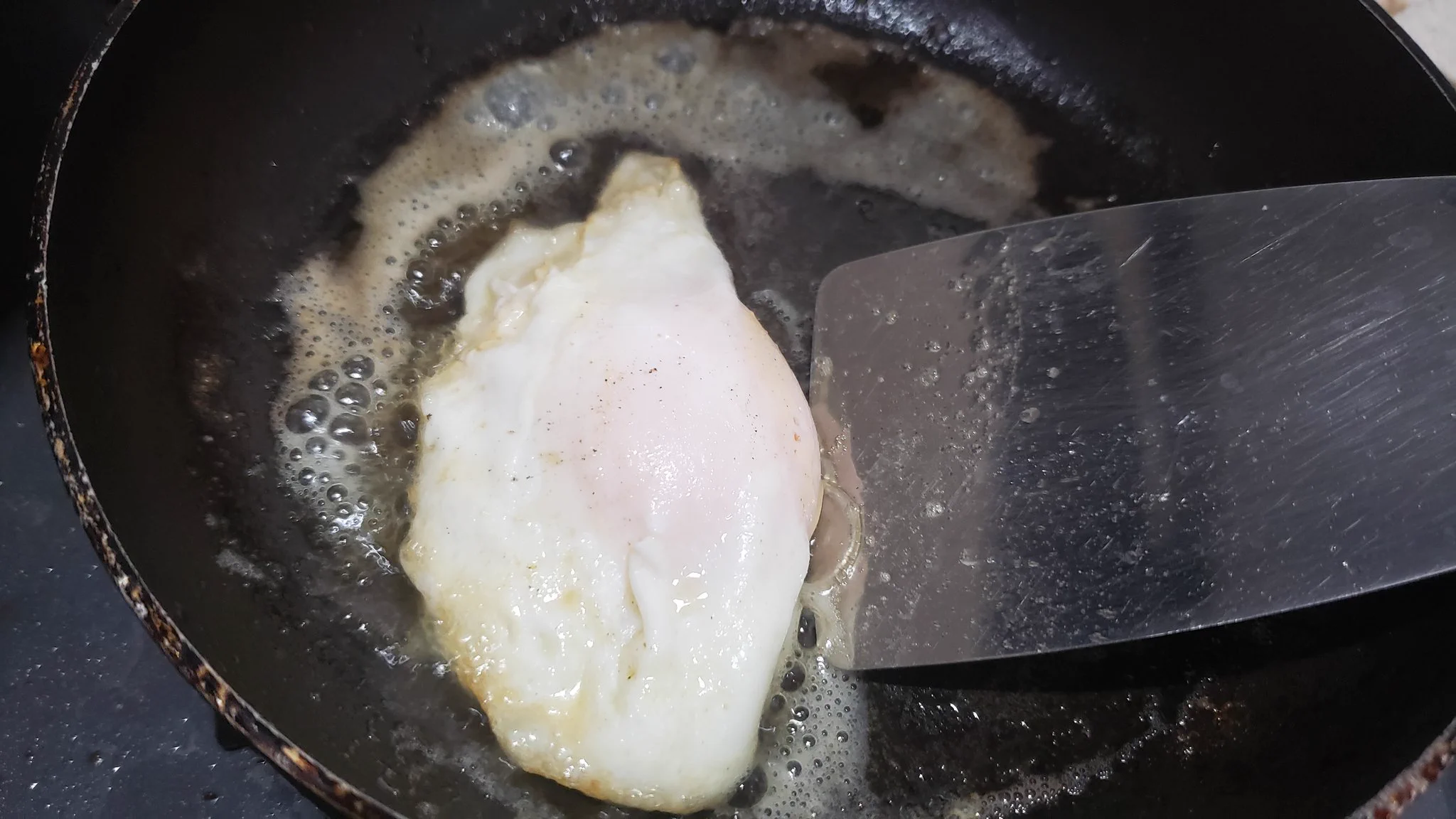 一度は試すべき！折り畳んだ目玉焼きをご飯に乗っけた「フライドエッグ丼」のレシピ！