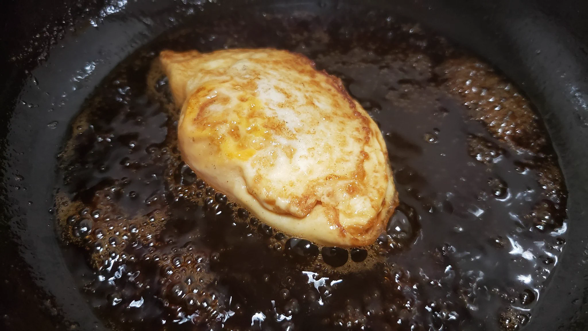 一度は試すべき！折り畳んだ目玉焼きをご飯に乗っけた「フライドエッグ丼」のレシピ！