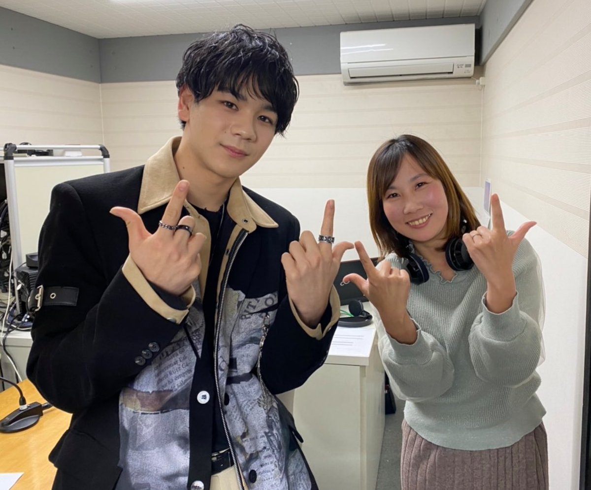 ma_memamema_'s tweet photo. メンバーと並ぶとそこまで身長高く見えないのに、女性と並ぶと背高いしガタイが良いのほんと沼of沼。 https://t.co/lGXwSsTBN2