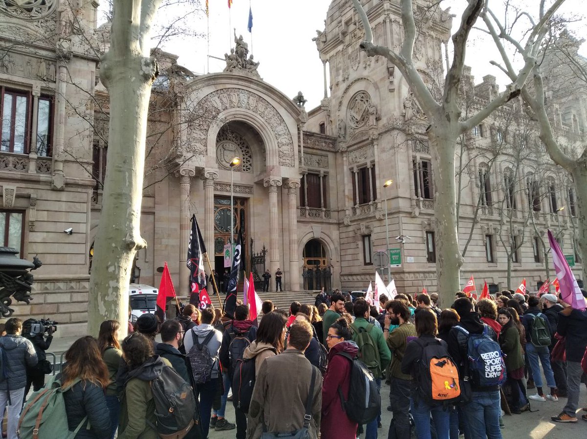 CGTEnsenyament's tweet photo. TOTHOM davant el TSJC!✊

Doctorandes, professorat, estudiants, totes dempeus per defensar la universitat pública! 

Prou precarietat! Guanyem el 4rt any!🔥

#JudiciEPIF #DoctorandesAlTSJC https://t.co/loyLcBkFEm