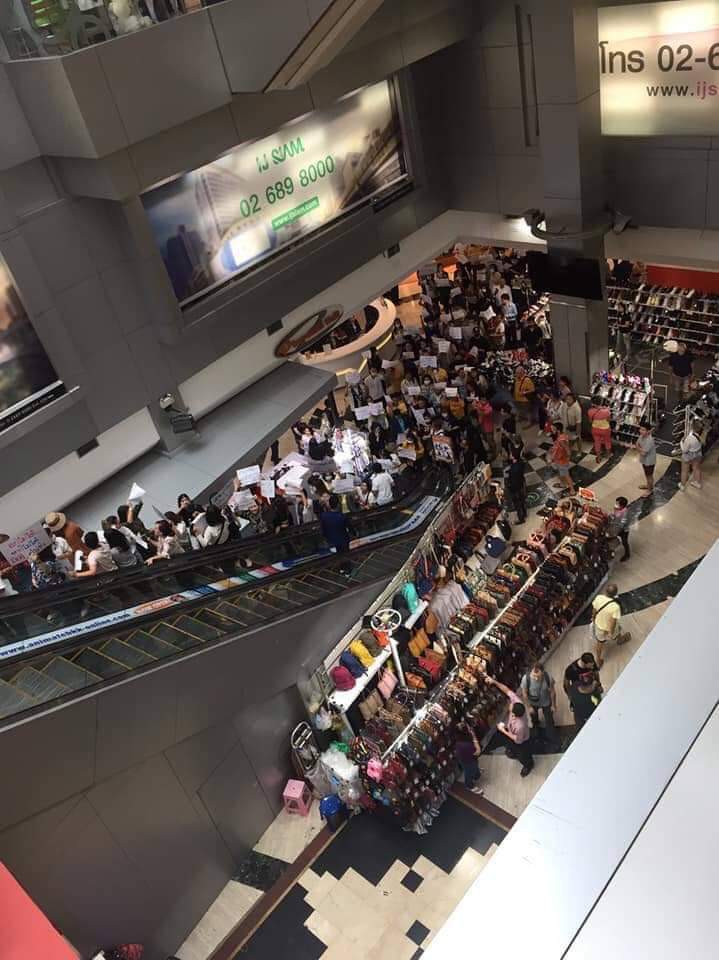 SaveBiwty's tweet photo. MBK ห้างใหญ่ใจกลา��เมืองยังต้องร้อง
ร้องกันทำไมคร้าาา ใครจ้างมาร้องง
จะร้องทำไม คนเดินเยอะแยะ อายเค้า!!
#อยู่ข้างบ้านเสียงดังไม่ได้
#อภิปรายไม่ไว้วางใจ 
#อภิปรายไม่ไว้วางใจรัฐบาล https://t.co/TZSJakMcyP