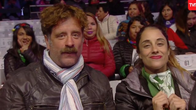 Cooperativa's tweet image. [Fotos] Marcial Tagle se tapó un ojo cuando lo presentaron en Viña #CooperativaTeSuma bit.ly/39ZfnBd