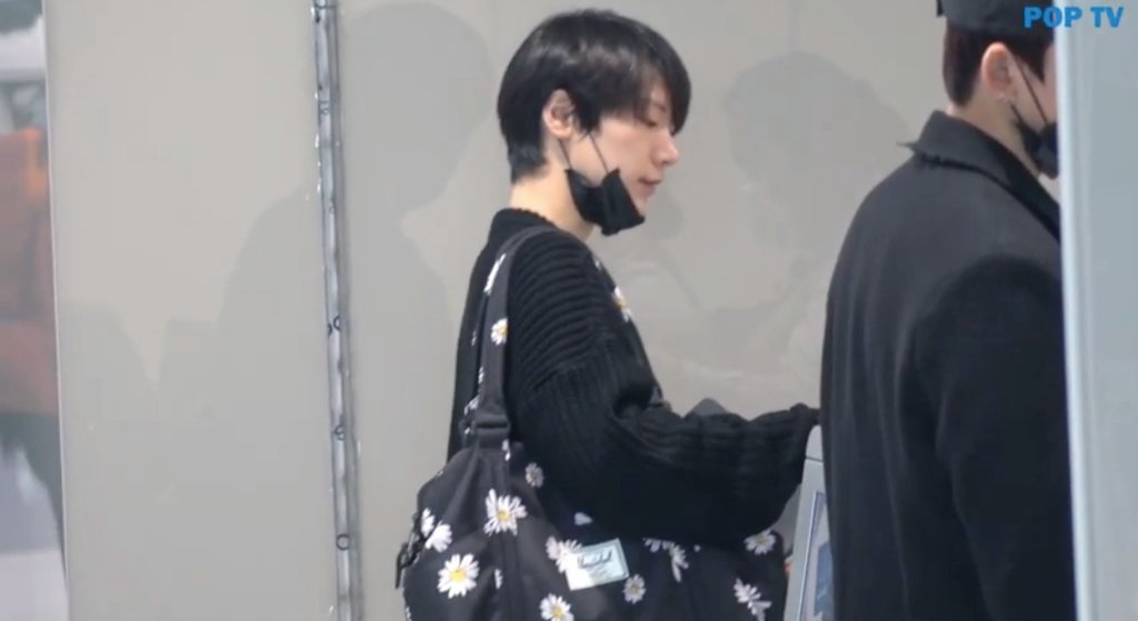 Tennyworld10's tweet photo. เด็กผมยาวสะพายเป๋าดอกเดซี่🌼นุ๊บนิ๊บ Safe flight ครับลูก 🐈 #เตนล์ #TENBDAY_D3_TENsmile #tenlee_1001 #TEN1010 https://t.co/sHGr0CJRGj