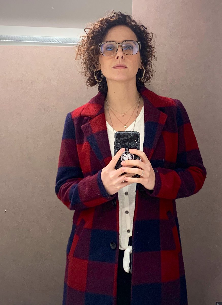 EliseToplass's tweet photo. Bathroom selfie win! What 🤷‍♀️, the lighting worked well. https://t.co/Zor4BXrZA3