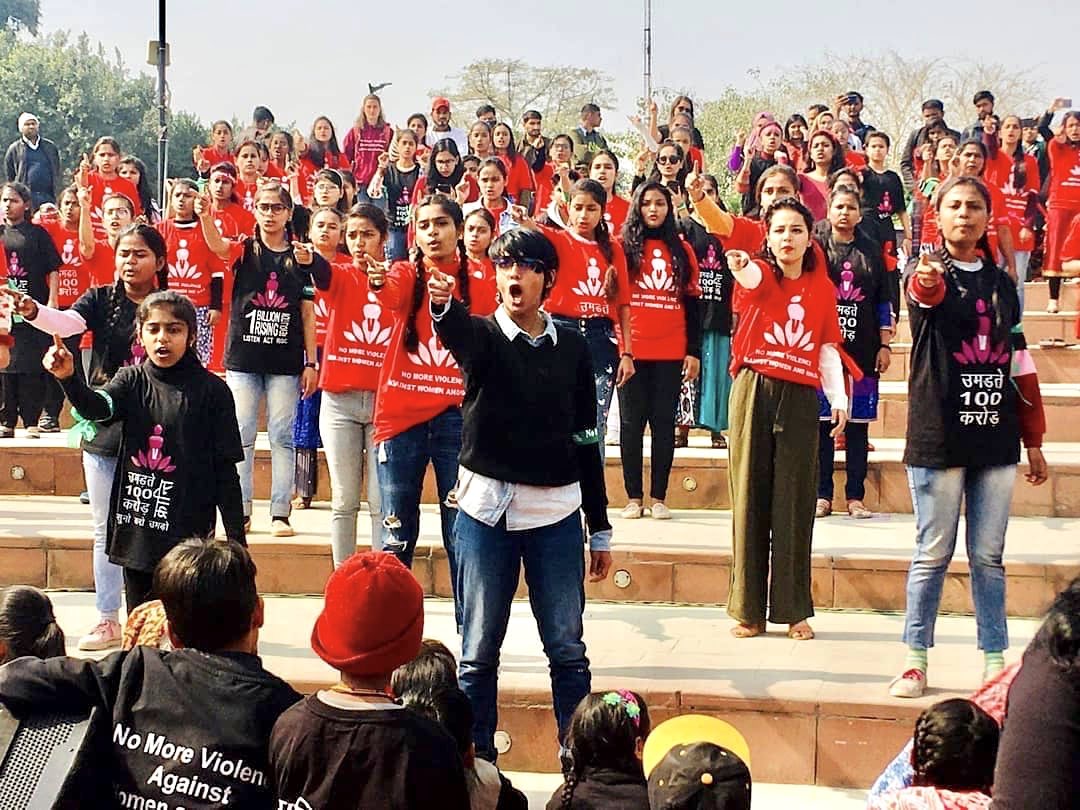 VDay's tweet photo. #1BillionRising Delhi activists Rose with the Hindi version of the Chilean chant, #ARapistInYourPath. #RaiseTheVibration!
.
📸: @onebillionrisingindia
.
#ElVioladorEresTu #ElVioladorEnTuCamino #TheRapistIsYou #Rise2020 #RiseResistUnite #RiseInSolidarity #UntilTheViolenceStops https://t.co/bgIfhKIB48