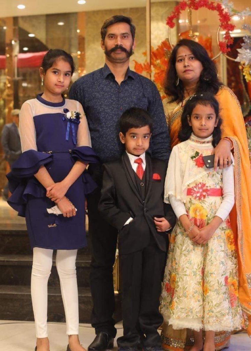 ShefVaidya's tweet photo. This beautiful family will have to live without HC Ratan Lal forever, because an #AntiCAA Izlamic mob pelted stones at him and ki||ed him. He was just doing his duty. #DelhiViolence https://t.co/kxnVBsWvSQ