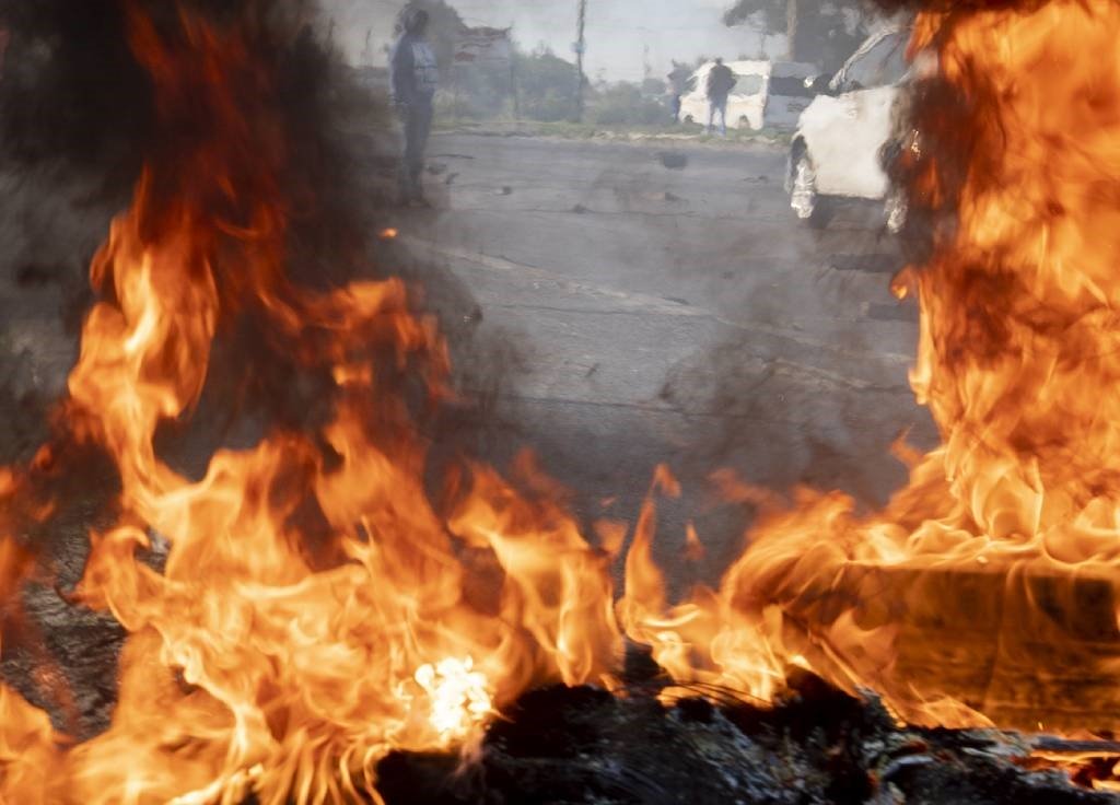 News24's tweet photo. Cops ready for Gauteng shutdown over electricity, service delivery issues #SowetoShutdown

https://t.co/sv3sYJXfO6 https://t.co/MpFZoW8HVn