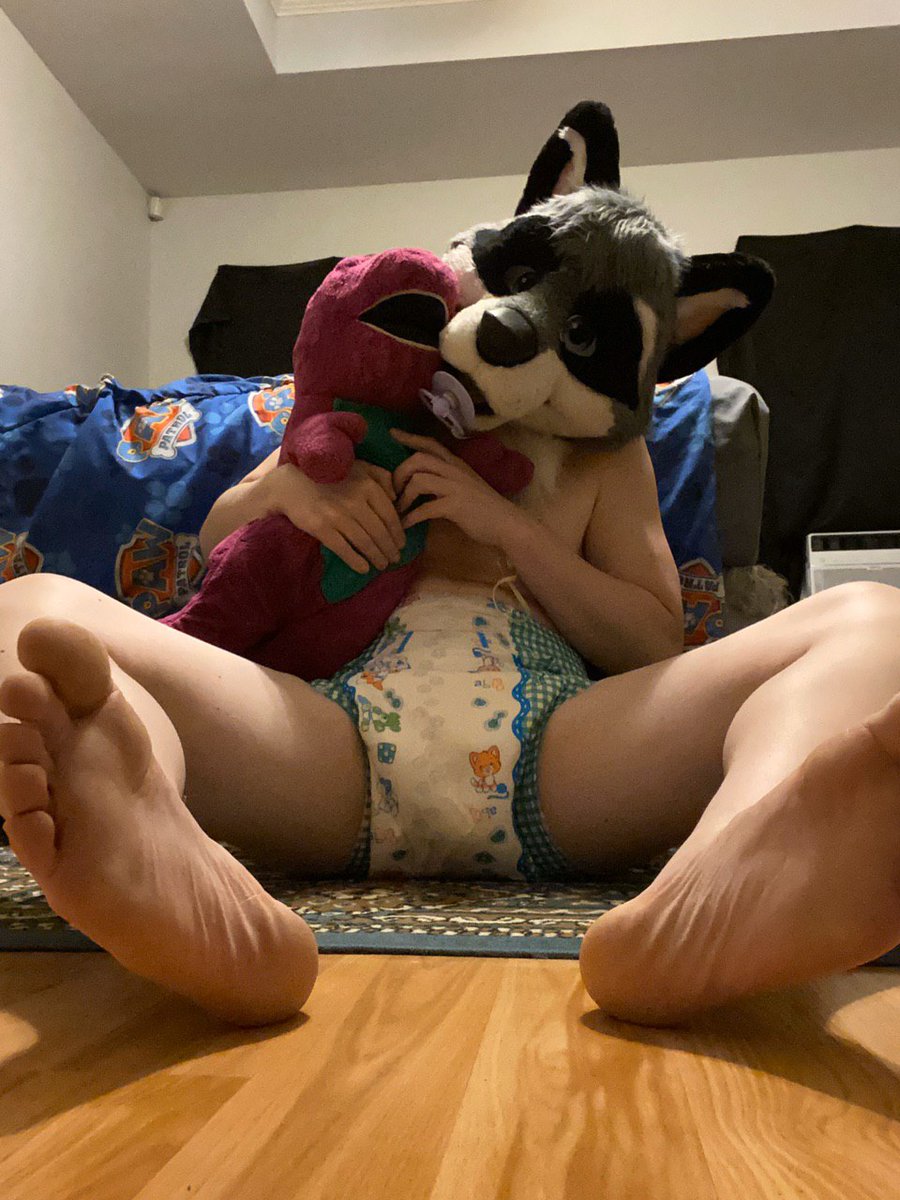 Heres another pic of <a href="/DiezelRaccoon/">Diezel🇺🇸</a> sucking his pacifier and snuggling up with his plushie. Doesn't he look so happy as he wears his cute little diapers? I bet he is.