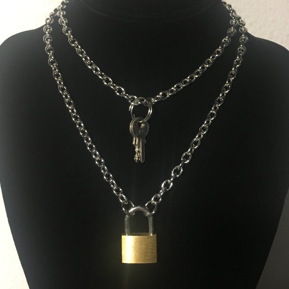 MarcVachonla's tweet photo. The Kaylashop@depop has the coolest #skull #charms  and more! Get personally #stamped  and #engraved #custom pieces now! 
#crosses #daggers #cherubs #angels #goth #rocknroll #playboy #locksets 
Get shopping here>  https://t.co/ILTUcXs2Yu https://t.co/sxfoNImOMB