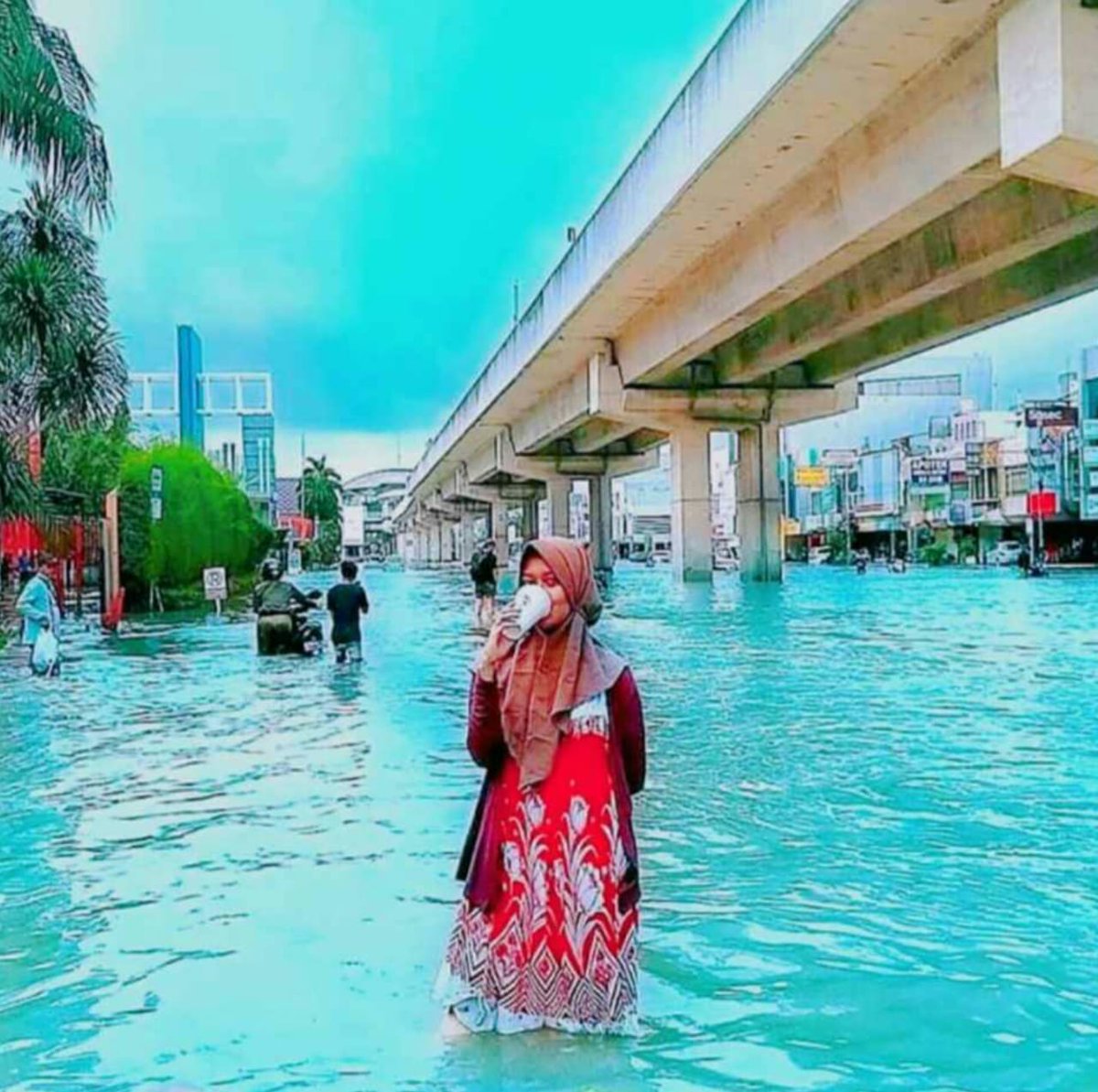 Walau Jakarta Banjir,  airnya bening, tidak ada sampah, ikan2 Koi berkeliaran, awan yang indah ..

Kenikmatan mana lagi yang kau dustai...

#timsesAnies 

Mohon transfer yah