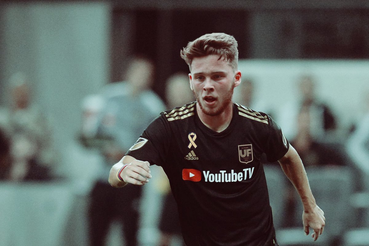 En mi mano derecha, me acompaña el mejor país! 🇨🇴 Con fuerza vamos a darlo todo frente a la selección de Drakonia!