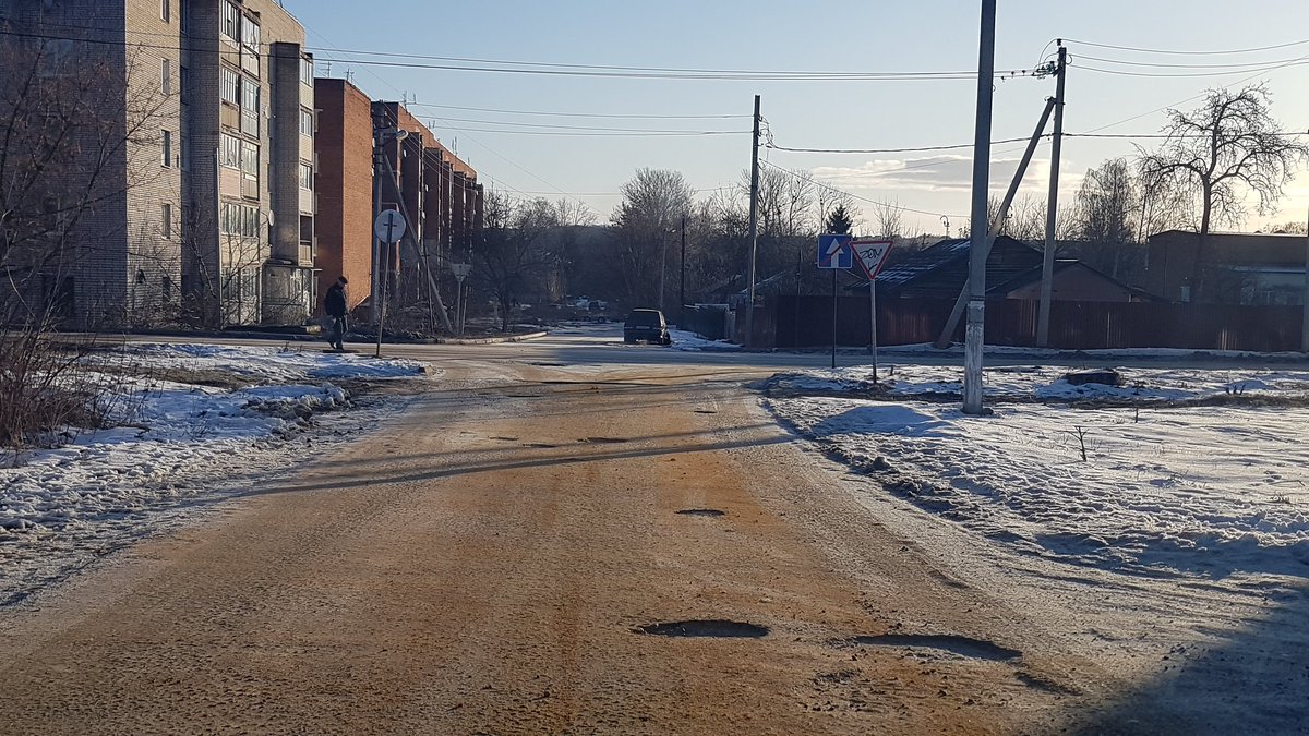 В МО г.Советск по ул.Октябрьская ремонт дорожногг полотна по программе "Народный бюджет" и не продержался 2Х лет!!! Требуется провести ремонтные работы за счёт средств подрядчика либо согласно контрактного договора.
В аналогичной ситуации и ул.Энергетиков