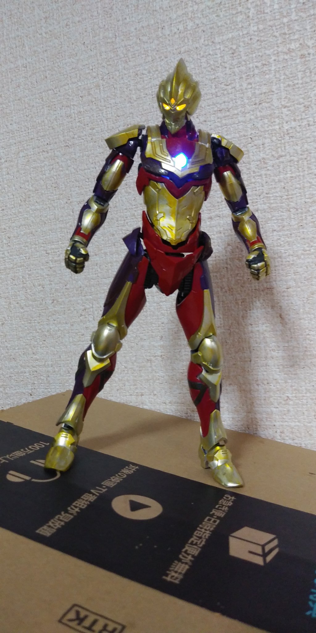 たかぴー Ultramanのリミッター解除が赤ならティガはやっぱりグリッターでしょ みたいな感じで元々作ってたティガスーツにクリアイエロー塗って グリッターティガにしてみた Ultramansuittiga Ultraman ウルトラマンティガ ティガスーツ T