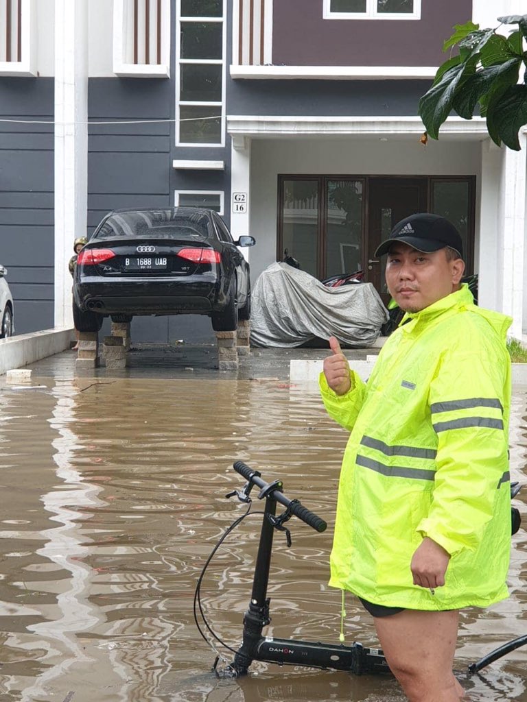Sedia sepeda dan batu bata di saat banjir.