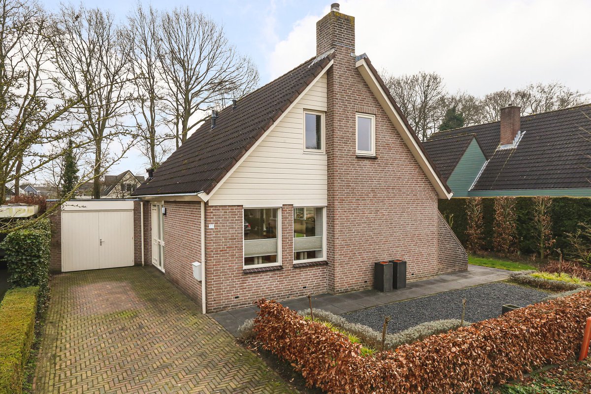 joostvente's tweet photo. Gelegen aan openbaar groen in de gevarieerde woonwijk Oosterboer; 🏡 Engelgaarde 13 in Meppel. Heerlijk licht, comfortabel én door zijn 14 zonnepanelen is het elektriciteitsverbruik praktisch neutraal. Vraagprijs € 369.000,= Mogen we jou binnenkort rondleiden op deze fijn https://t.co/BoevoKB3Wk